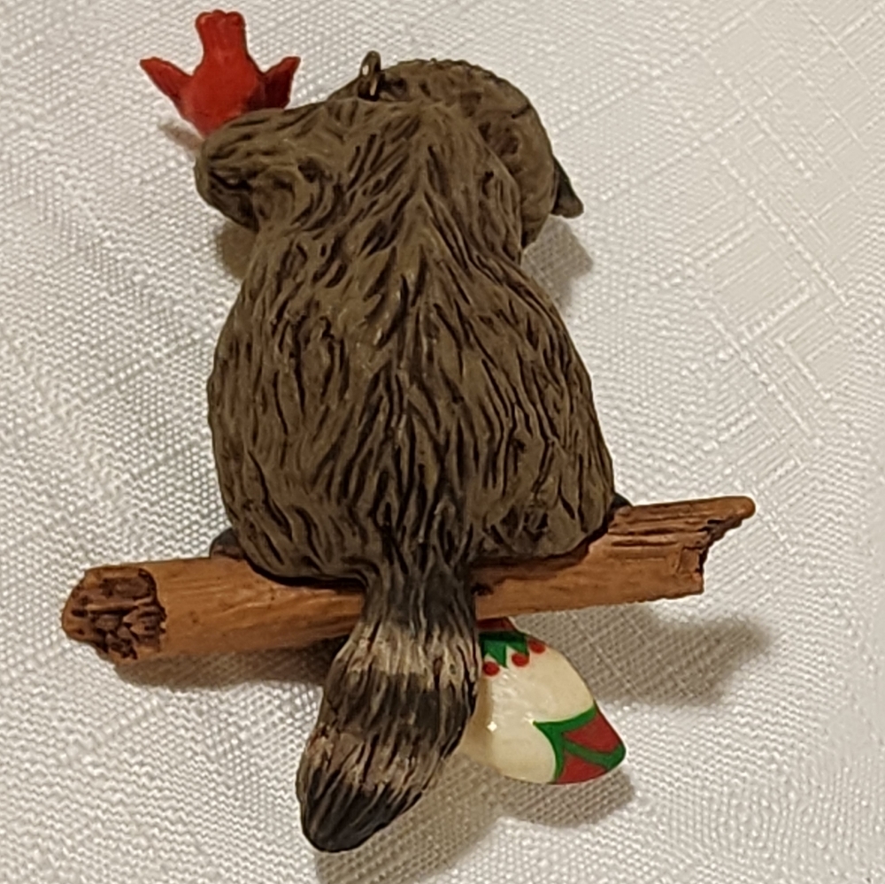 1982 Hallmark Raccoon Surprises Keepsake Ornament Vintage - Picture 4 of 9